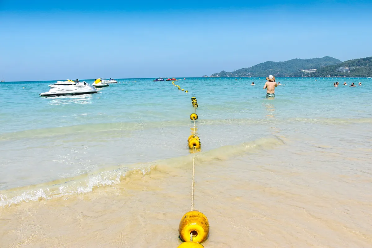 Playa de aguas turquesa en Phuket, Tailandia
