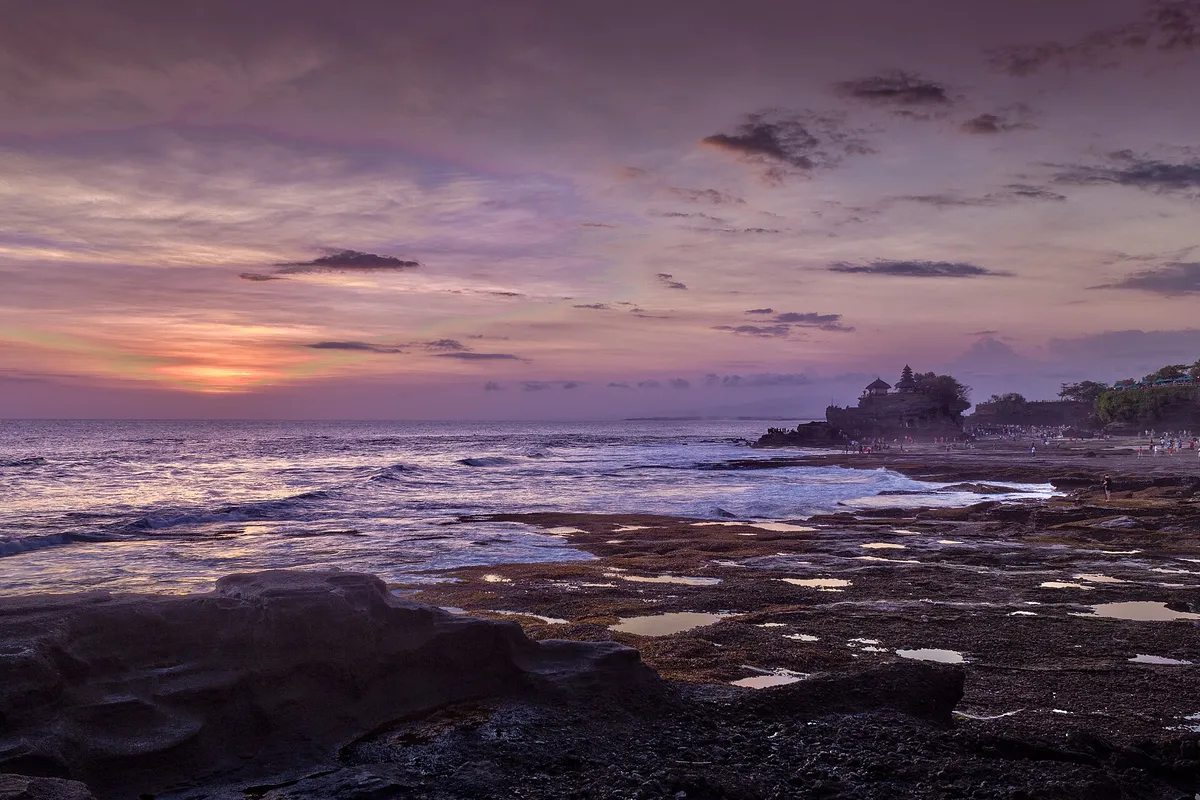 Templo Tanah Lot al atardecer en Bali, Indonesia